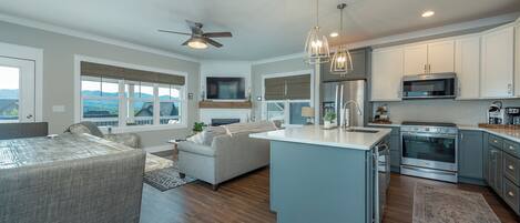 Køleskab, mikrobølgeovn, ovn, kogeplade