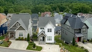 Un quartier résidentiel où les maisons se distinguent par leurs toits à pignon et leurs porches à l’avant.
