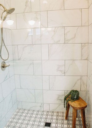 Ducha, secador de pelo, toallas y jabón