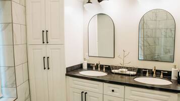 Chuveiro, secador de cabelo, toalhas de banho, sabonete