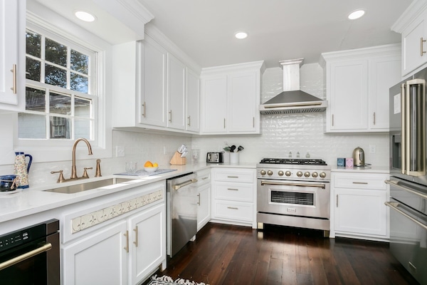 Fridge, microwave, dishwasher, coffee/tea maker