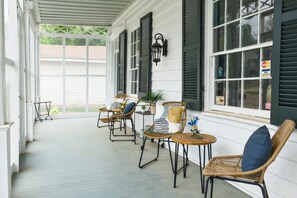 Terrace/patio - Borum House | 3/2.5, Full Kitchen, Heart of Downtown Natchez (Natchez)
