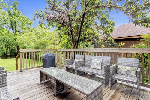 Spacious 4-bedroom house - Close to the Beach, Downtown, Jones Park, Casinos!