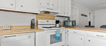 Spacious 4-bedroom house - Close to the Beach, Downtown, Jones Park, Casinos!