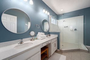 Shower, hair dryer, towels - Modern 5/4 pool home in a golf resort community of Providence (Davenport)