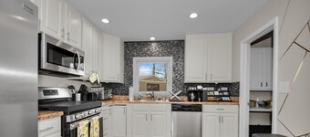 Peaceful Family & Fur-Friendly home near Navy Base, Gurnee Mills, Six Flags.