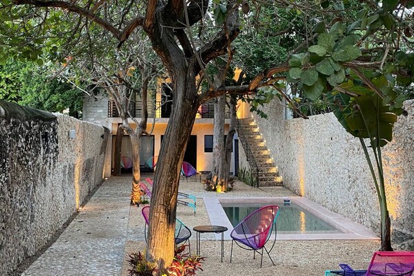 Una piscina al aire libre