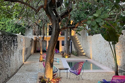 Oasis retreat 20 guests, 10 Private Suites, just a few blocks from Plaza Grande!