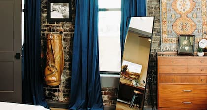 The Aaron is a charming 2-bedroom/ 2 bathroom apartment.