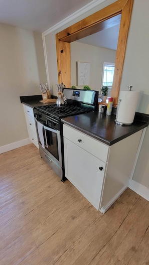 Private kitchen - Comfy, sunny, Wi-fi + coffee Walk to Downtown Winooski (Winooski)