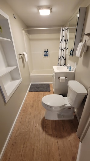 SĂšche-cheveux, serviettes fournies, savon, papier toilette
