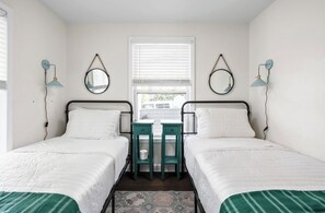 2 室のベッドルーム、アイロン / アイロン台、WiFi、ベッドシーツ