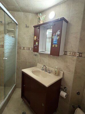 Ducha, secador de pelo, bidet, toallas