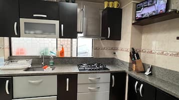Refrigerador, microondas, horno y cafetera y tetera