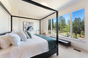 3 bedrooms, desk, iron/ironing board, free WiFi