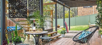 Coastal self-contained unit, with Hot Tub! Pets welcome. 5 min walk to beach!