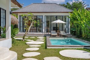 A modern house with a swimming pool, a thatched roof, and a well-maintained garden. - Beta Villa by Betterplace (Ubud)