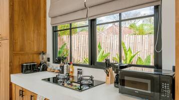 Vila superluxo, 2 quartos | Cozinha privada | Cafeteira/chaleira, torradeira, liquidificador