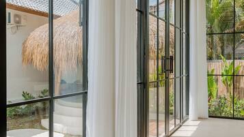 Vila superluxo, 2 quartos | Área de estar | TV de tela plana 43 polegadas com canais via satélite