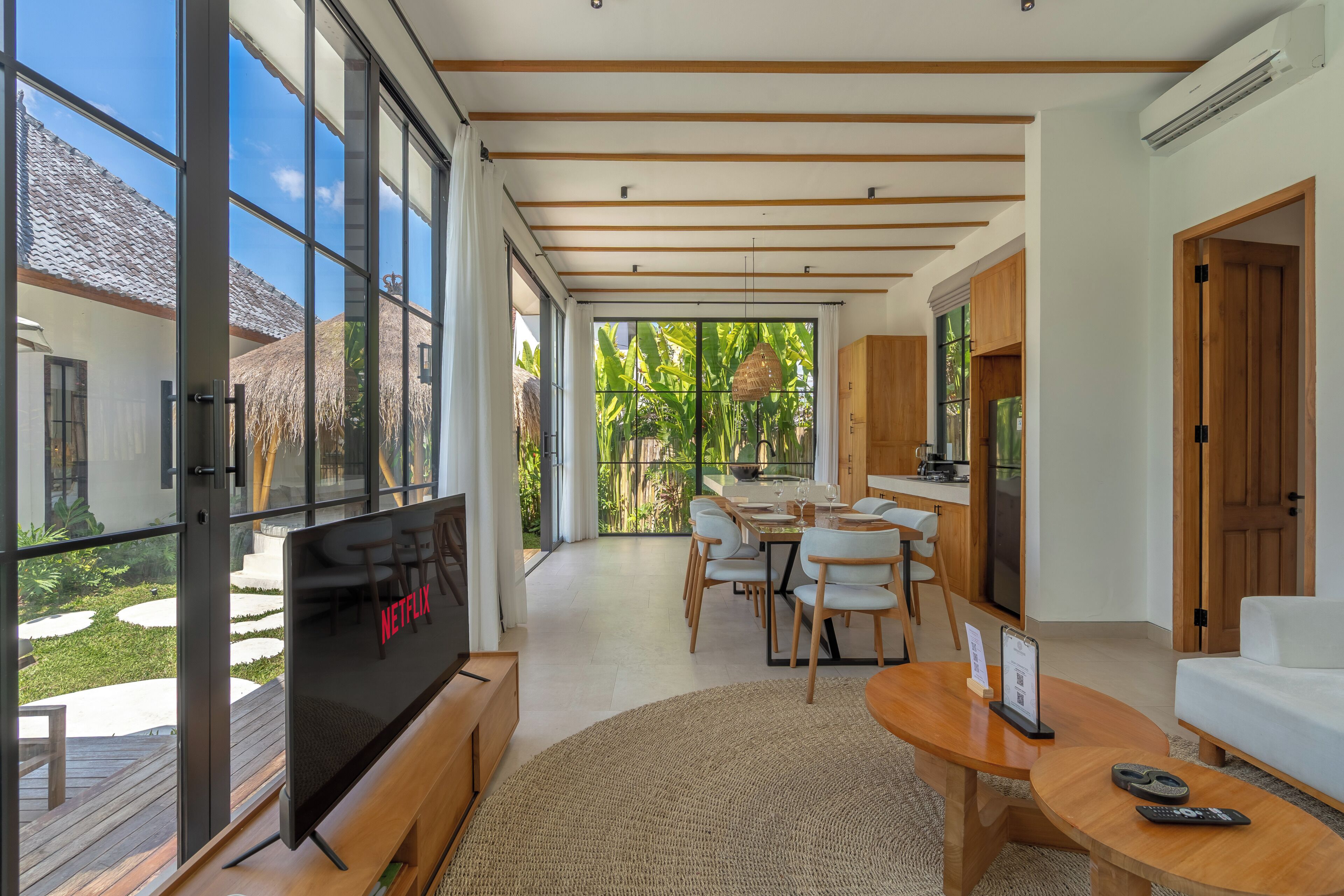 Luxury Villa, 2 Bedrooms | Living room | 43-inch flat-screen TV with satellite channels