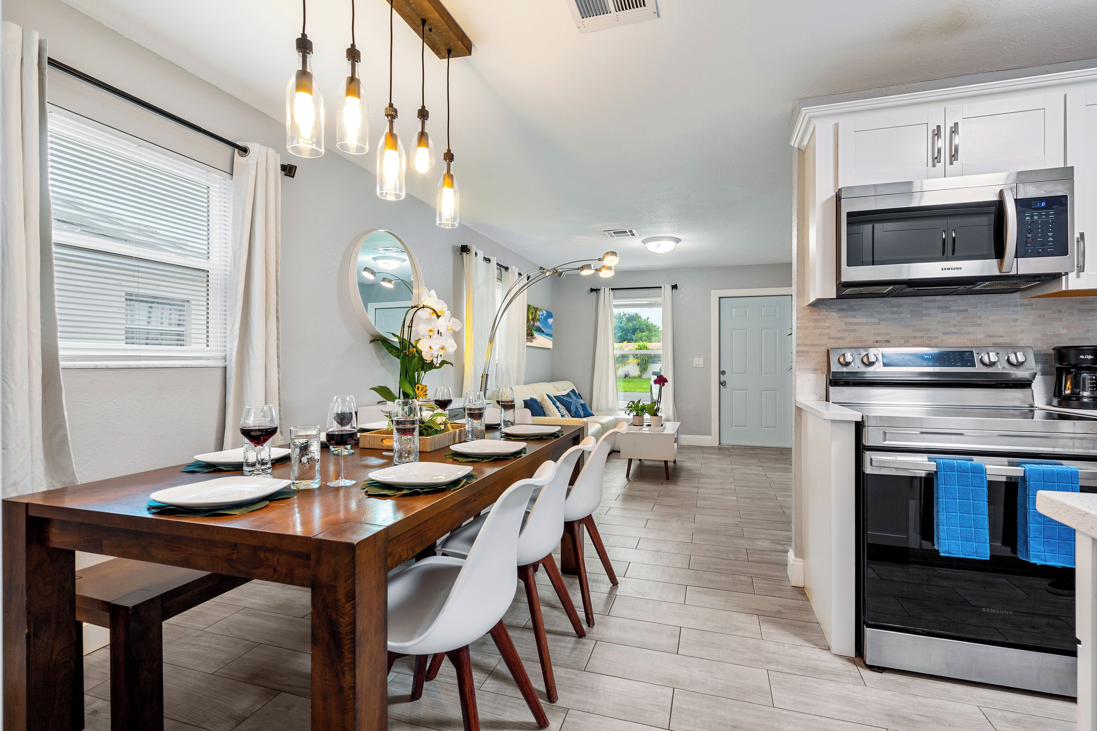 Jääkaappi, mikroaaltouuni, uuni, liesi