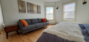 1 bedroom, iron/ironing board, WiFi, bed sheets - Stylish Studio in the Queen City
 (Burlington)