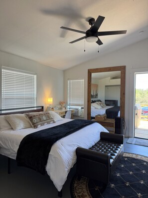 3 chambres, bureau, fer et planche à repasser, lit de bébé portatif