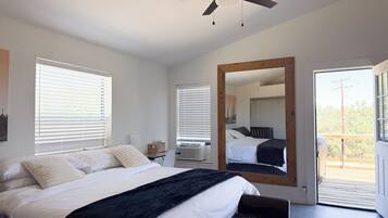 3 bedrooms, desk, iron/ironing board, travel crib