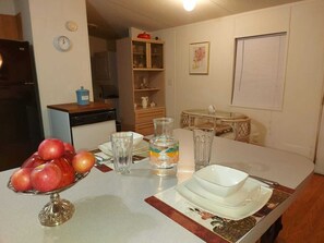 Dining - Charming 2-bedroom cottage in delightful Belleview with WiFi, AC (Belleview)