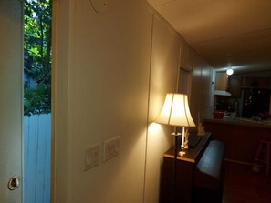 Interior - Charming 2-bedroom cottage in delightful Belleview with WiFi, AC (Belleview)