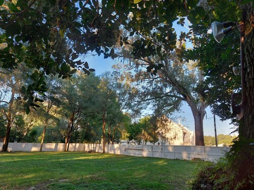 Charming 2-bedroom cottage in delightful Belleview with WiFi, AC