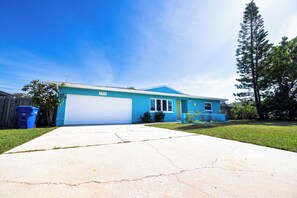 Exterior - Heated POOL 3 BR House w/ King Suites, Private Backyard NEAR Beaches! (Clearwater)