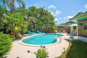 A heated pool - Heated POOL 3 BR House w/ King Suites, Private Backyard NEAR Beaches! (Clearwater)
