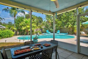 Outdoor dining - Heated POOL 3 BR House w/ King Suites, Private Backyard NEAR Beaches! (Clearwater)