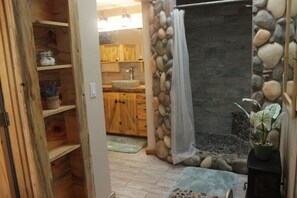 Secador de pelo, toallas, jabón, shampoo