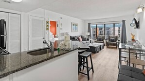 Un apartamento moderno con cocina, comedor y sala de estar.