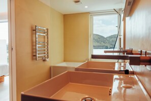 Suite de lujo, balcón, vistas al mar | Baño | Artículos de higiene personal gratuitos, toallas, jabón y champú