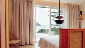 Luxe suite, balkon, uitzicht op zee | Geluiddichte muren, een strijkplank/strijkijzer, gratis wifi
