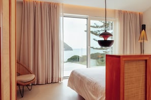 Suite de lujo, balcón, vista al océano | Muebles diferentes, escritorio y espacio para trabajar con laptop