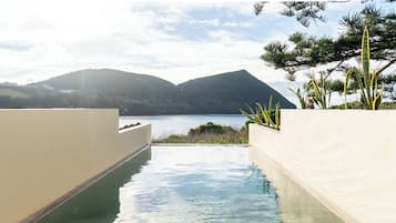 Udendørs pool, parasoller, liggestole
