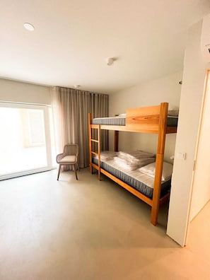 Classic-Doppel- oder -Zweibettzimmer, Terrasse | 1 Schlafzimmer, individuell eingerichtet, Schreibtisch