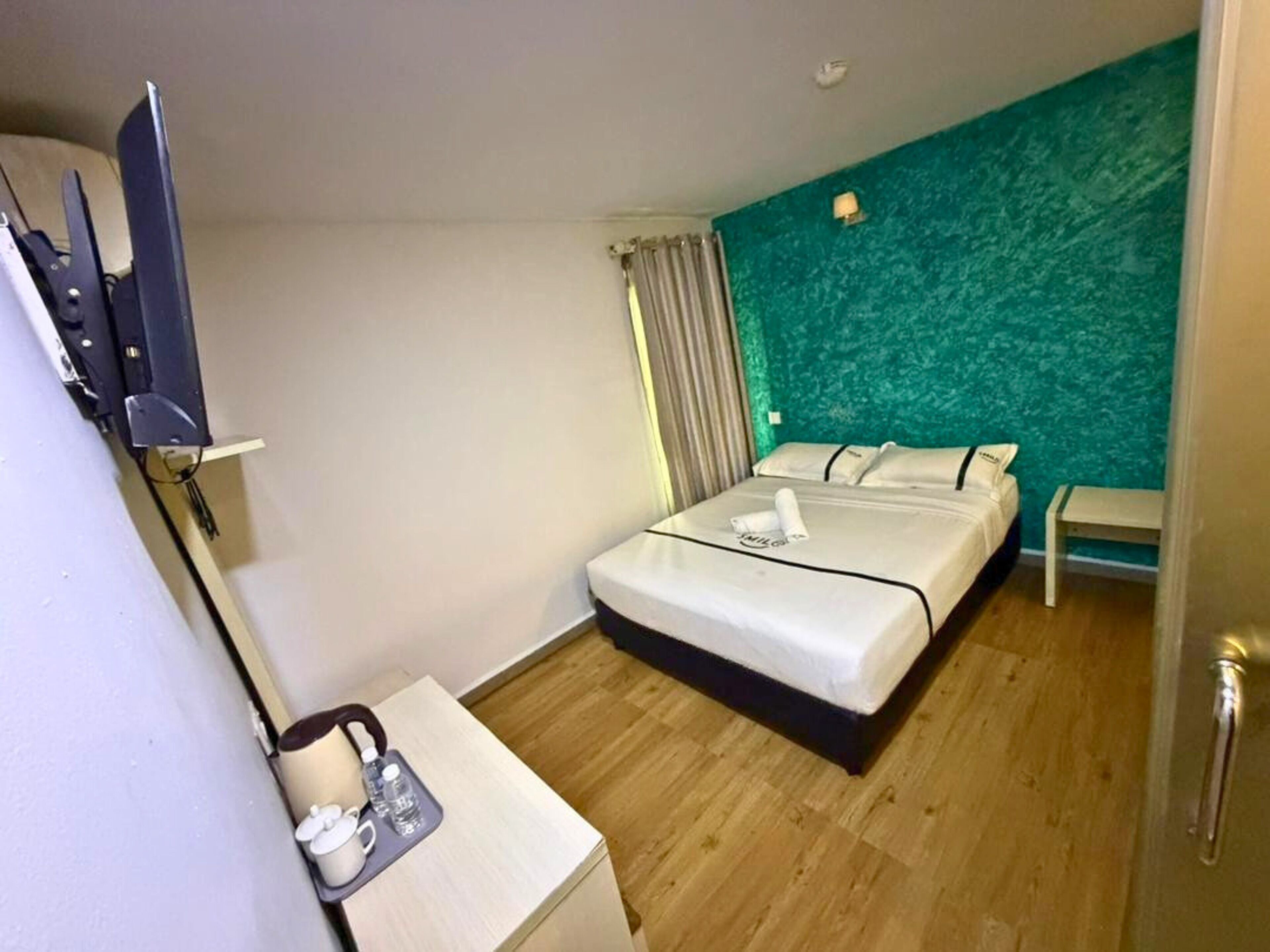 Escritorio, tabla de planchar con plancha y wifi gratis 