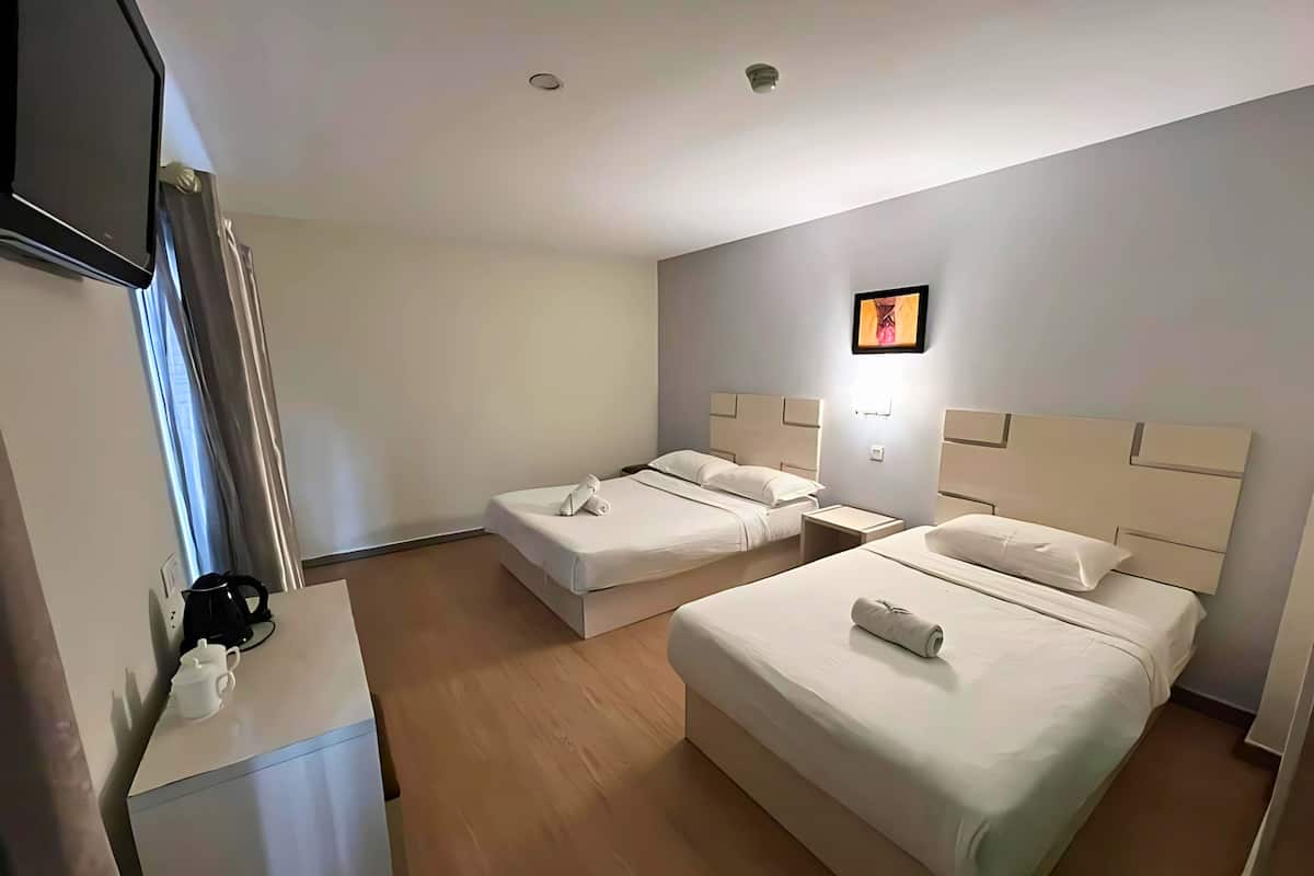 Habitación triple | Escritorio, tabla de planchar con plancha y wifi gratis