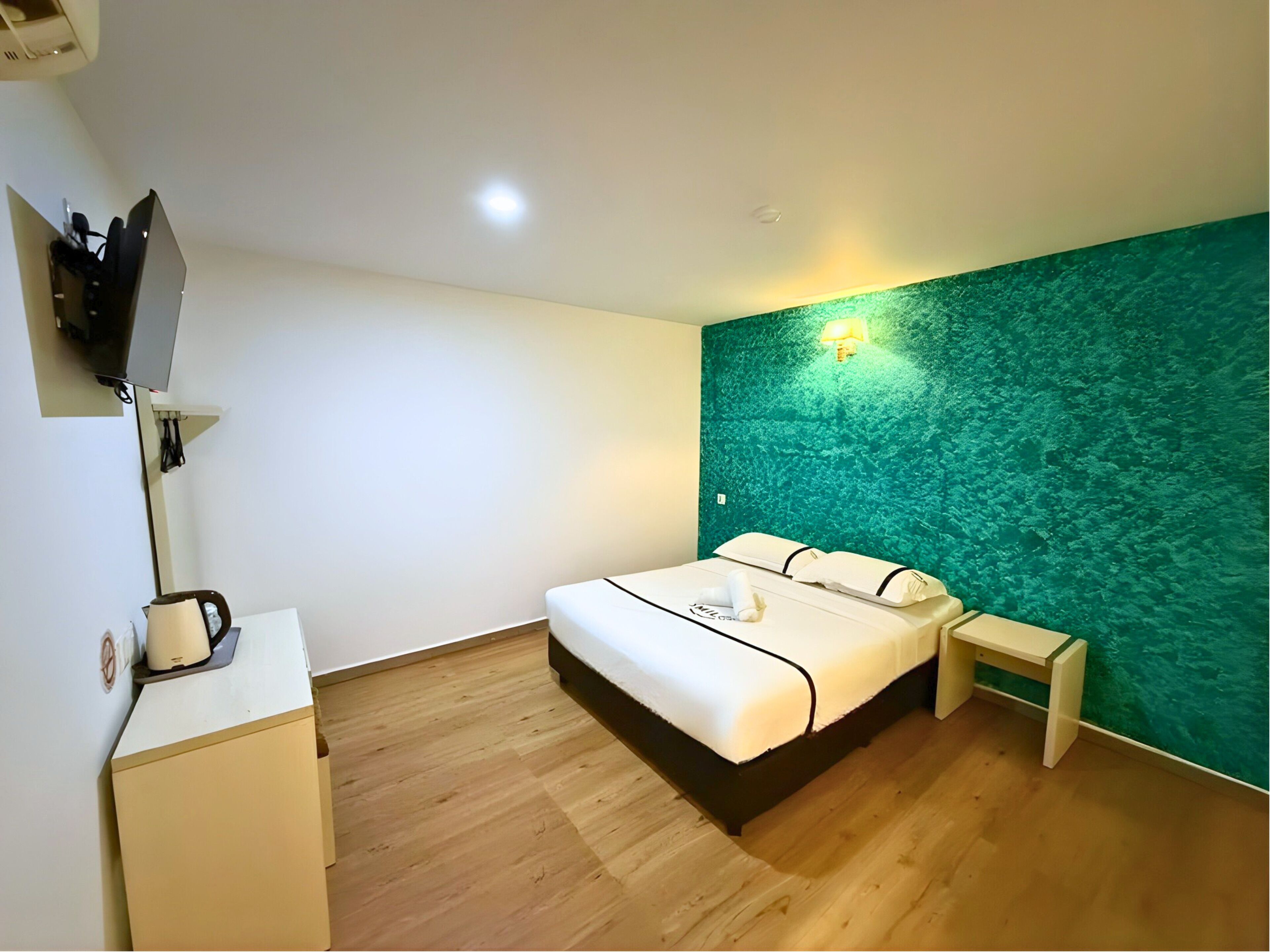 Escritorio, tabla de planchar con plancha y wifi gratis 