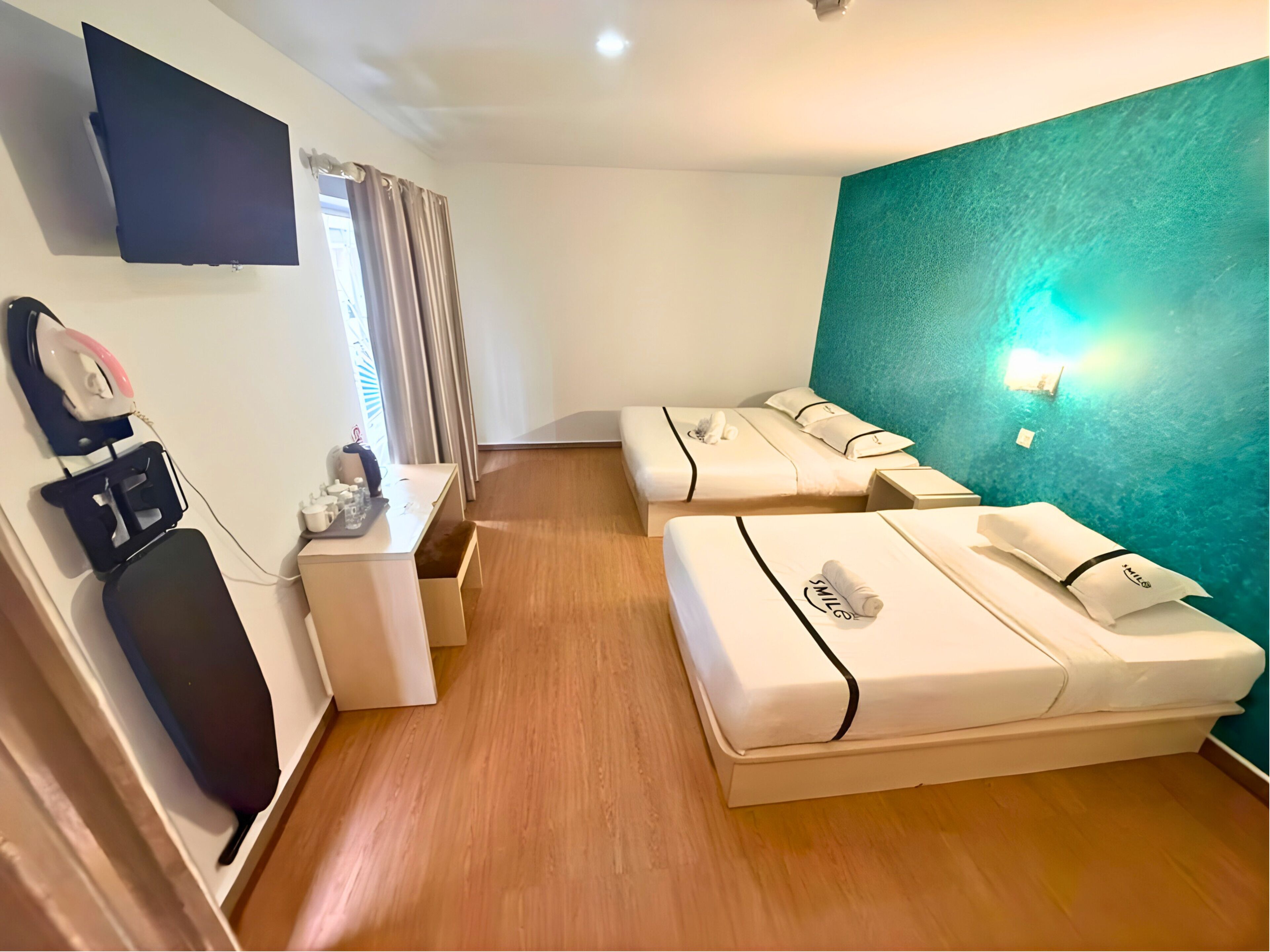 Escritorio, tabla de planchar con plancha y wifi gratis 