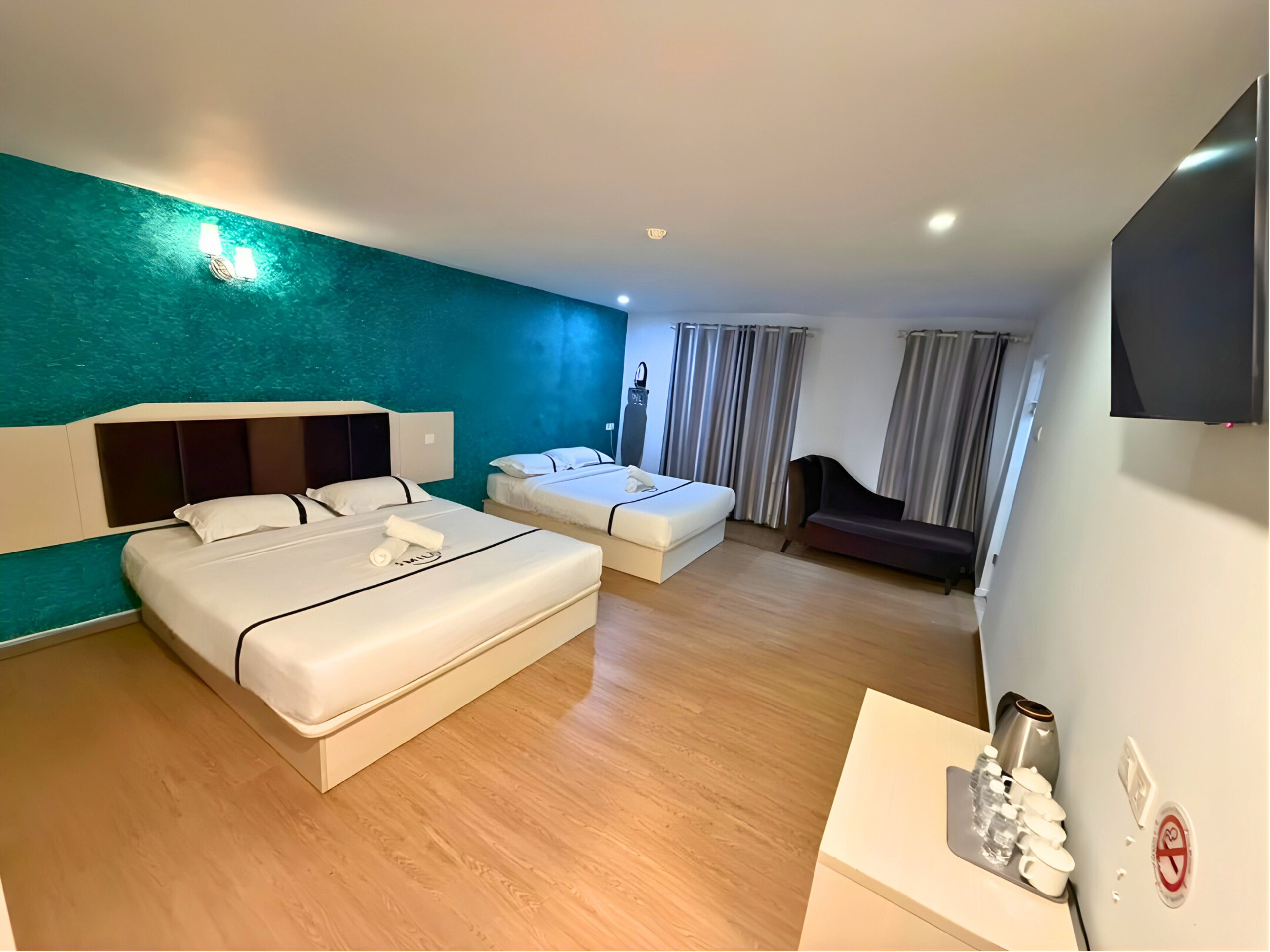 Escritorio, tabla de planchar con plancha y wifi gratis 