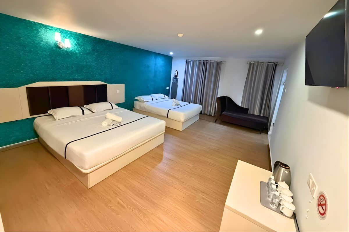 Escritorio, tabla de planchar con plancha y wifi gratis