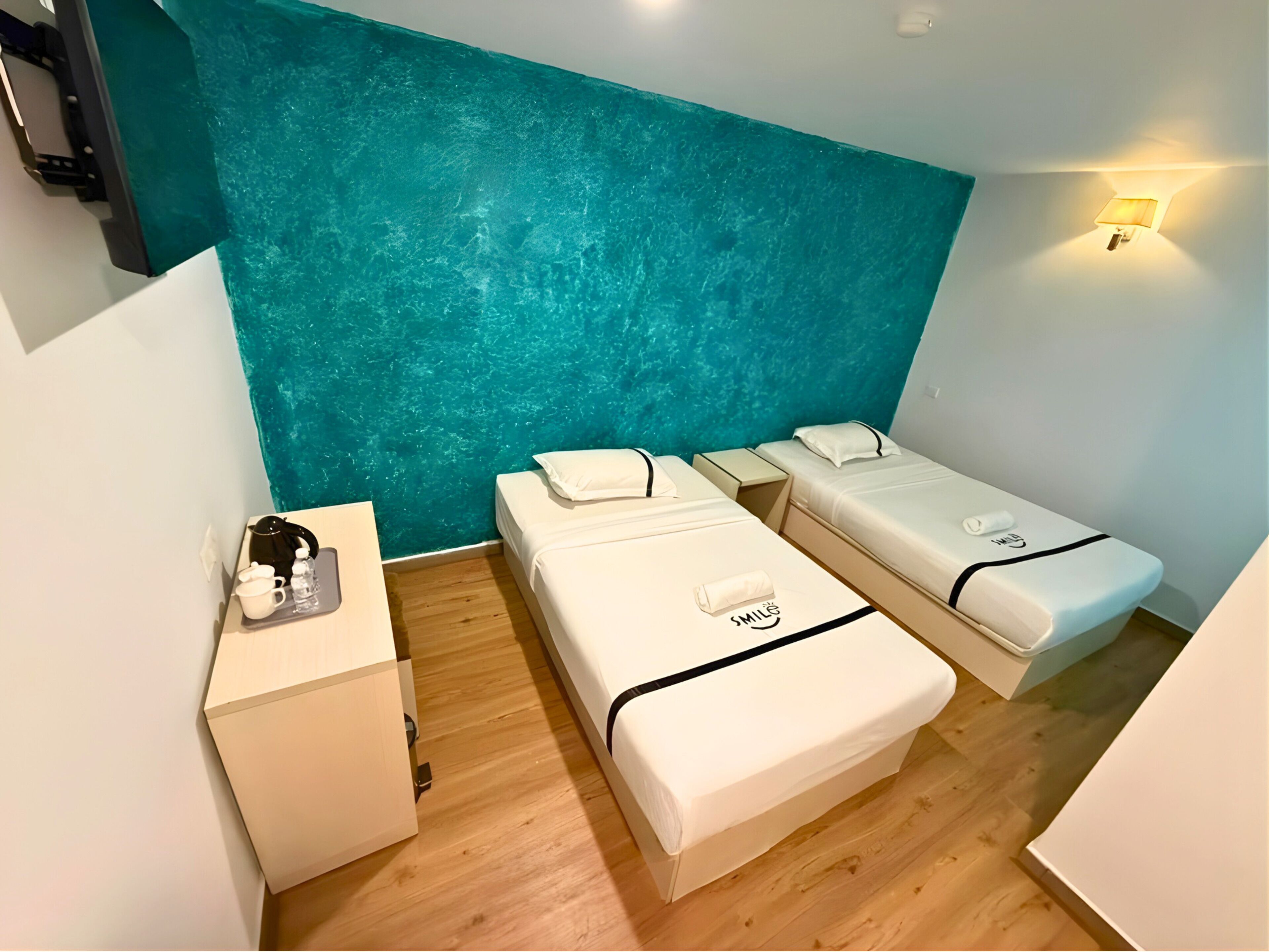 Escritorio, tabla de planchar con plancha y wifi gratis 