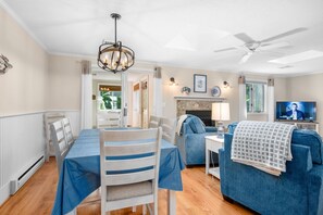 Fernseher, Kamin, Tischtennisplatte, Bücher