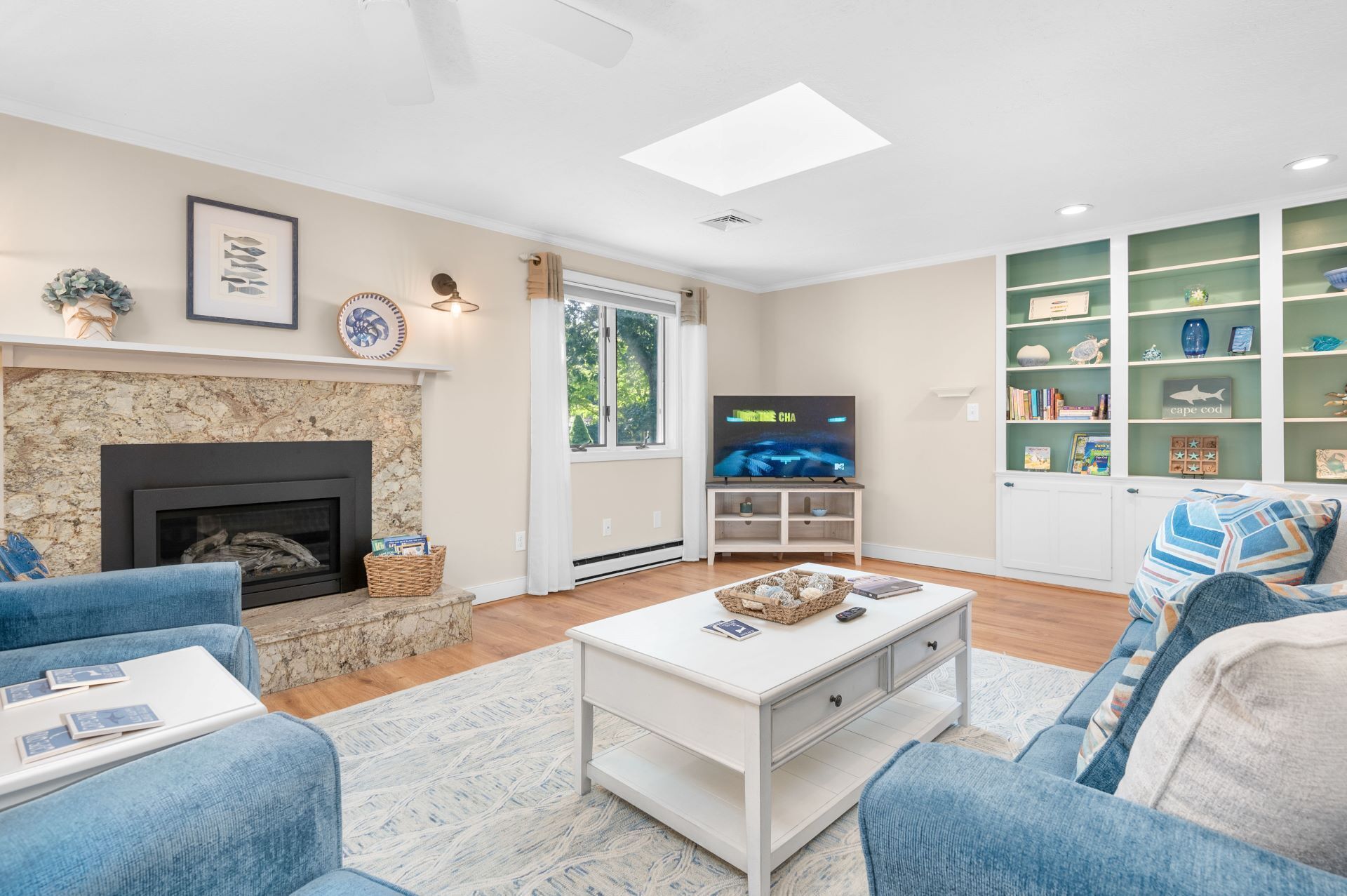 TV, fireplace, ping pong, books